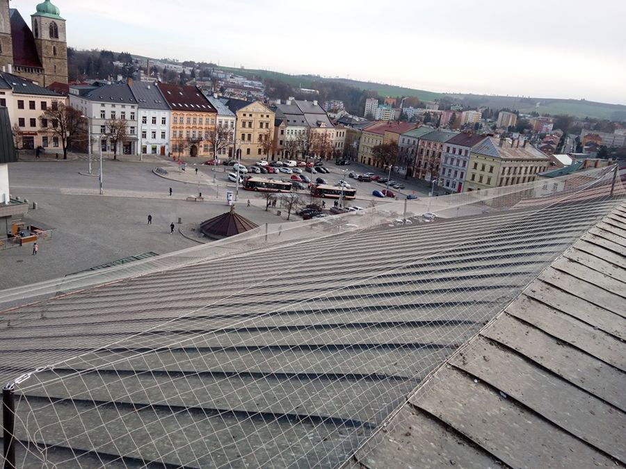 Ochranná síť přes celou střešní plochu objektu na náměstí