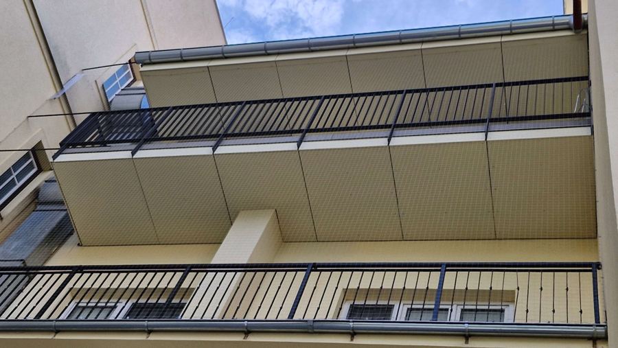 Sítě proti ptactvu na lodžiích panelového domu