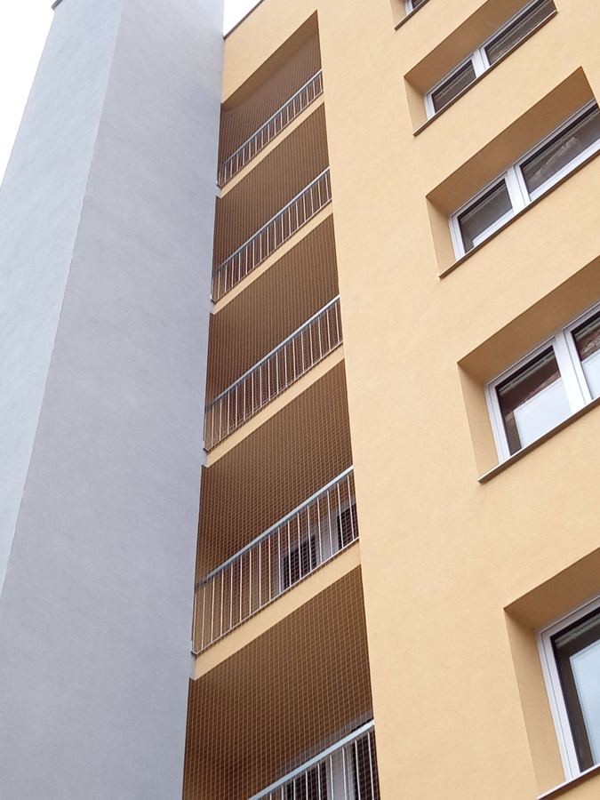 Sítě na balkonech výškového bytového domu