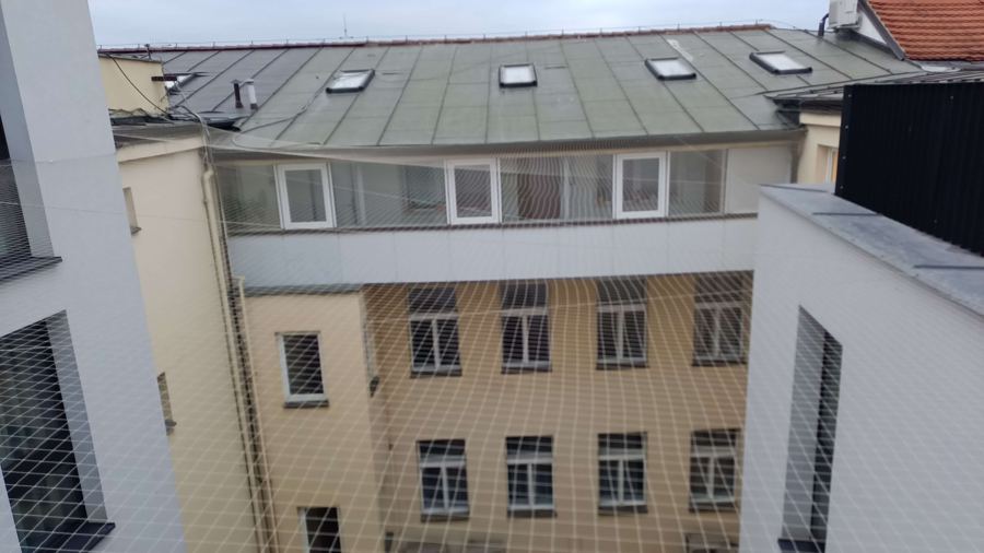 Ochranné sítě na oknech a fasádě veřejné budovy