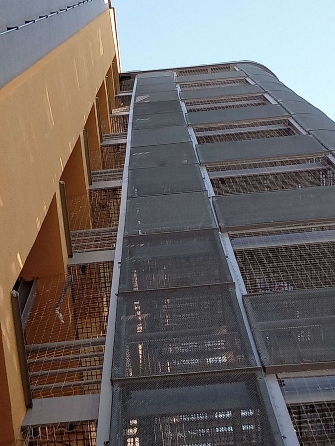 Sítě na lodžiích výškové budovy, pohled zdola